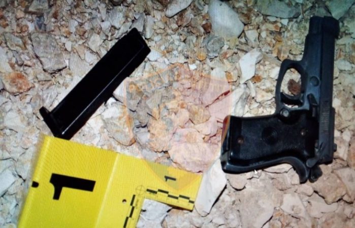 Mashtronte kompanitë e makinave me qira, arrestohet i riu në Kuçovë (Emri) berat pistoleta 699x450 1