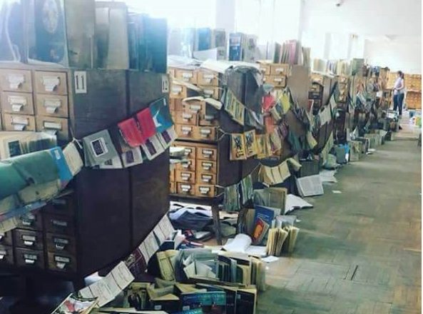 Kaos në bibliotekën kombëtare, librat ruhen në arka bananesh bibliotek