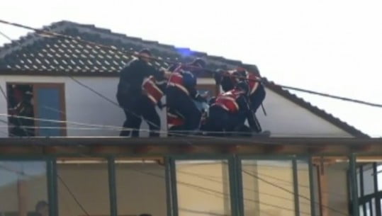 Protesta te ‘5 Maji’/ Banori refuzon që të lërë shtëpinë, hipën në çati (Video) cati