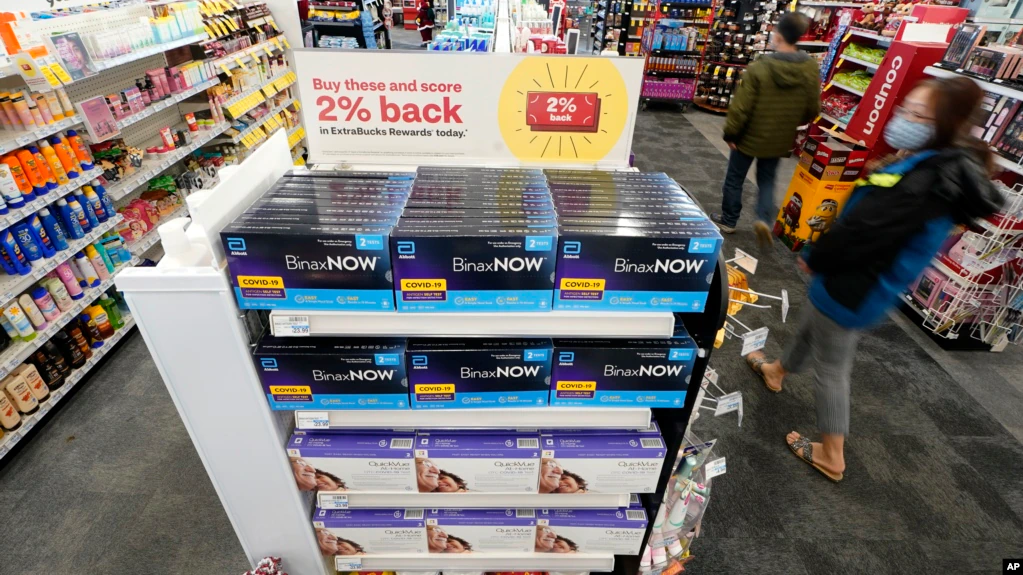 SHBA, nga e shtuna falas testet për COVID-19 që bëhen në shtëpi dhe QuickVue ne raftet e farmacive