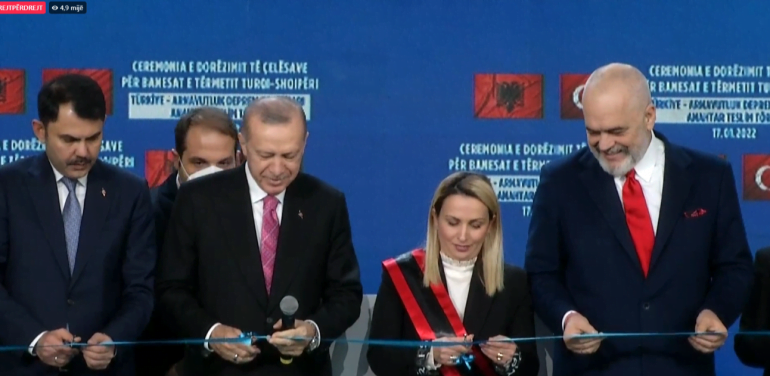 Le të themi ‘bismilah’”, momenti kur Erdogan e Rama presin shiritin e banesave të rindërtuara në Laç ergodan 6 770x376 1