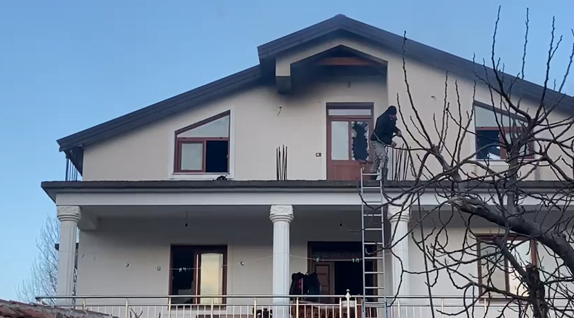 Përfshihet nga flakët shtëpia 3 katëshe në Lezhë flake