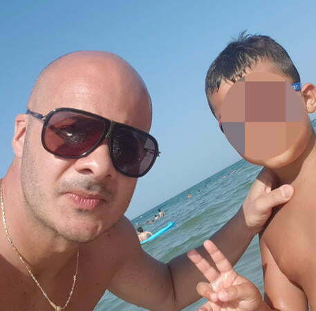 Vrau djalin 7 vjeç, më pas tentoi të vrasë bashkëshorten, arrestohet 40-vjeçari në Itali itali
