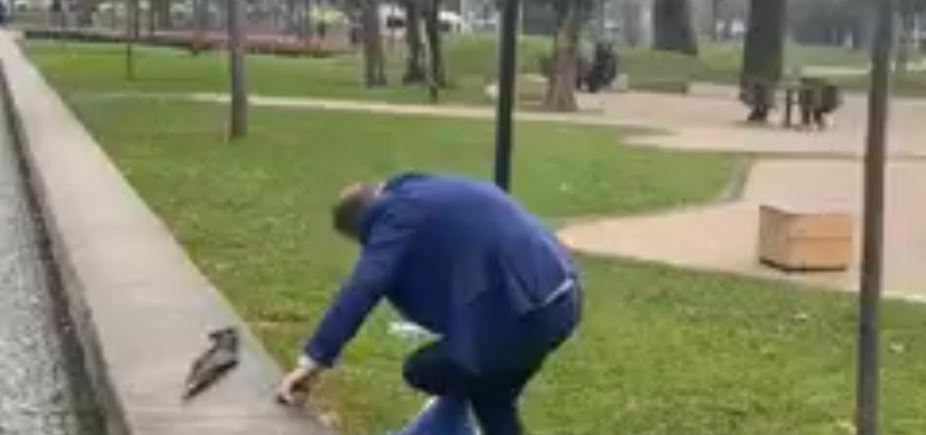 Qytetari pastron këpucët me flamurin e PD, video bëhet virale në rrjet kepucet