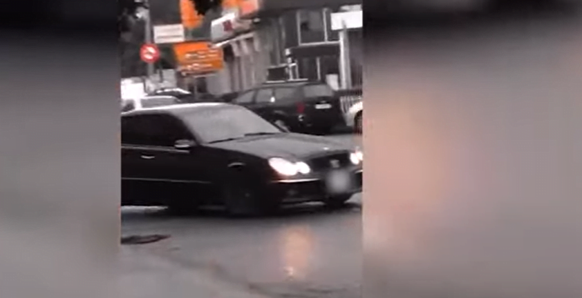 Drejtonte timonin e makinës me pistoletë dhe videot i publikonte në rrjete sociale, arrestohet i riu makina benzi