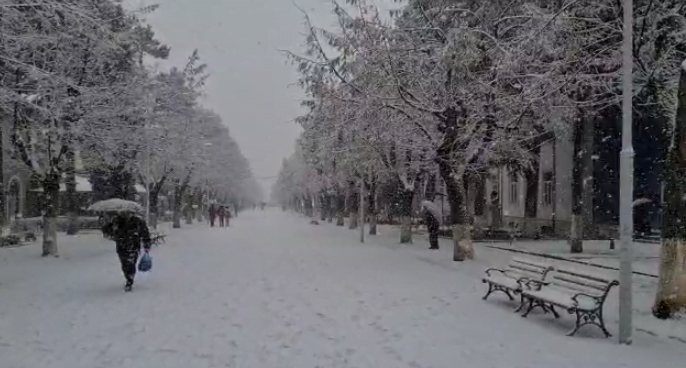 Pasdite rënie e menjëhershme e temperaturave, nga nesër mot i kthjellët, por… moti bore