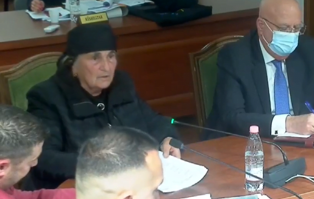 “A ke ardhur për politikë?”/ Nënë Liza “sherr” me socialistët: Jam malësore dhe s’trembem nene liza