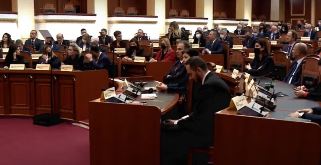 Kuvendi nis punimet me një minutë heshtje për vdekjen e Presidentit të PE parlamenti
