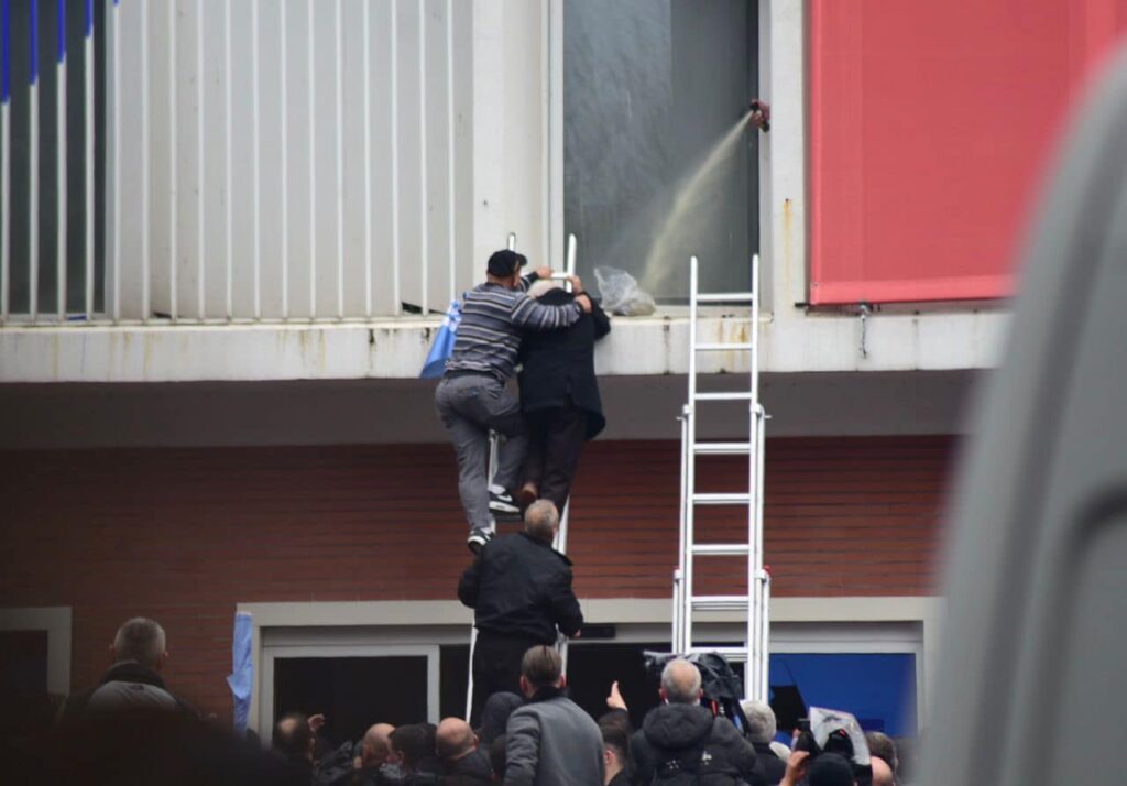 Sulmi në PD, Zëri i Amerikës: Berisha ‘non grata’ e kishte paralajmëruar dhunën pd 4