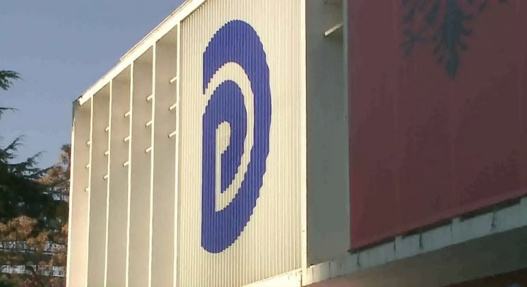 Deputetët e Berishës qëndrojnë para derës së PD, Noka: Nga hyhet se qenka mbyllur? pd