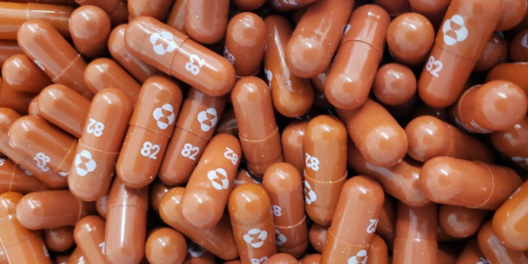 Studimi: Pilulat e Pfizer dhe Merck zvogëlojnë deri në 88% rrezikun e shtrimit në spital ose vdekjes nga Covid-19 pilula 750x375 1