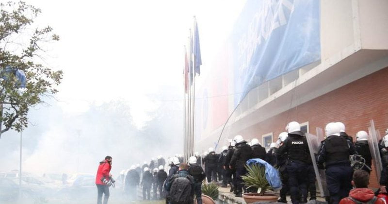 Protesta tek PD/ Policia shoqëron rreth 25 persona, mes tyre edhe Arkimed Lushaj pol 10