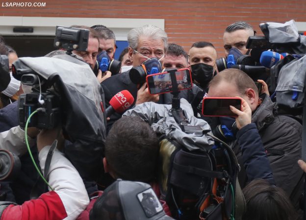 “Kjo do të jetë vjeshta e protestave”, Berisha: Qytetarët po na presin protesta 8 janari Sali Berisha perplasja deputetet gjekmarkaj xhaferraj humbja ndjenjat 8 624x450 1