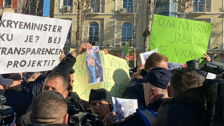 Banorët e 5 Majit protestë para parlamentit, përplasen me policinë proteste