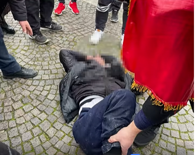 Video/ Qytetari plagoset nga ndërhyrja e policisë, protestuesit i bëjnë masazh kardiak qytetari