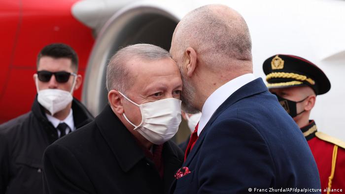 Ekspertja turke për DW: Turqia po konsolidon pozitën me mjete të fuqisë së fortë, Shqipërisë i është kërkuar… rama erdogan ne rinas