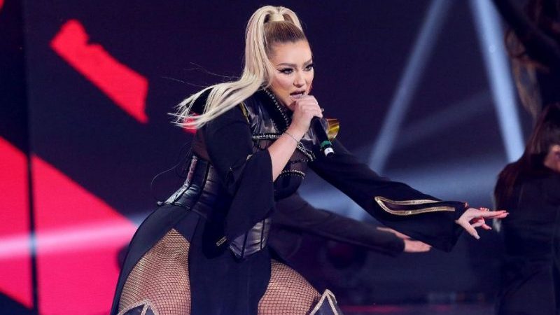 Ronela Hajati i përgjigjet kritikëve: Do thoni kujt i plas? Mua që kam sakrifikuar ronela hajati e1641040942694