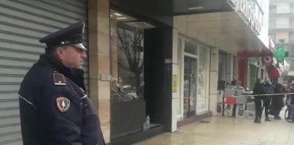 Pronari i argjendarisë përleshet me grabitësit, dështon grabitja në Shkodër shkoder