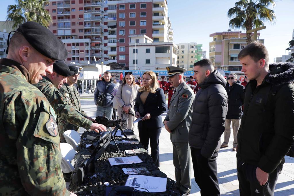 Të rinjtë i përgjigjen fushatës së rekrutimeve për ushtarë-detarë, zv.ministrja Bici: Të kënaqur me regjistrimet 1 te rinjte