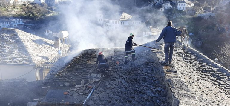 Përfshihet nga zjarri një banesë në Gjirokastër, flakët rrezikojnë edhe shtëpitë aty pranë zjarr
