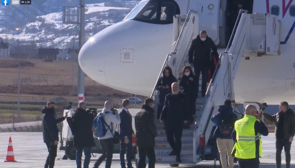 FOTO/ Rama, Balluku dhe Spiropali bëjnë udhëtimin e parë! Rihapen fluturimet në Aeroportin e Kukësit! 1643965692 kukesair1