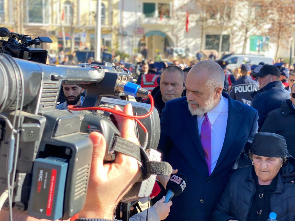 Rama përballet me banorët e "5 Majit" para Kuvendit: Të vijnë 3 qytetarë me mua 1 1644484462 rama1