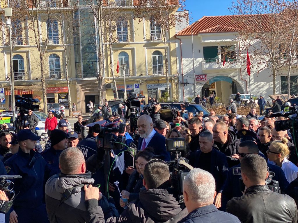 Rama përballet me banorët e “5 Majit” para Kuvendit: Të vijnë 3 qytetarë me mua 1644484462 rama4