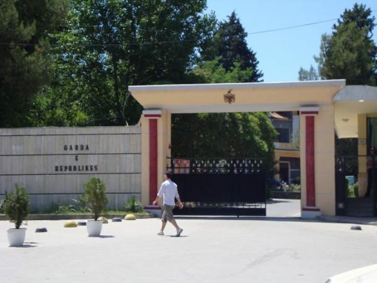 Arrestohet gardisti i dehur, kërcënoi me armën e shërbimit klientët dhe pronarin e lokalit në Tiranë 274200793 1328263974316644 2349701008162006312 n
