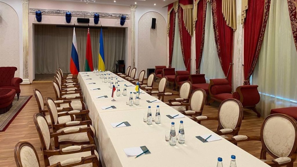 Gati për bisedime, ja tryeza ku do të ulen delegacionet Rusi-Ukrainë 5B77B297 E0C8 42DE AF89 0698D119D7F2