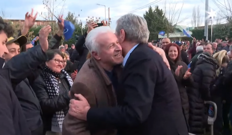 Demokrati nga Lushnja nuk “përmbahet” para Berishës: Të dua shumë! 88 2 752x440 1