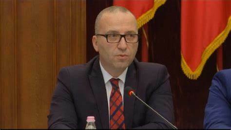 Përfaqësuesi i Presidentit Meta, pas seancës në Kushtetuese: Nuk ka shkarkim sepse nuk ka çështje. Ka shkelje të afateve dhe të gjyqtarëve relatorë Bledar Dervishaj