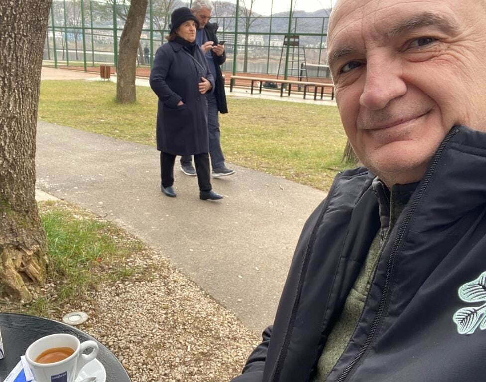 Teksa pi kafe nga Liqeni, Meta kujton Dritëro Agollin në 5-vjetorin e vdekjes me poezinë e tij: Kur të jesh mërzitur C33B1FC1 EE55 491C B7EC 4F8994A1E3F5