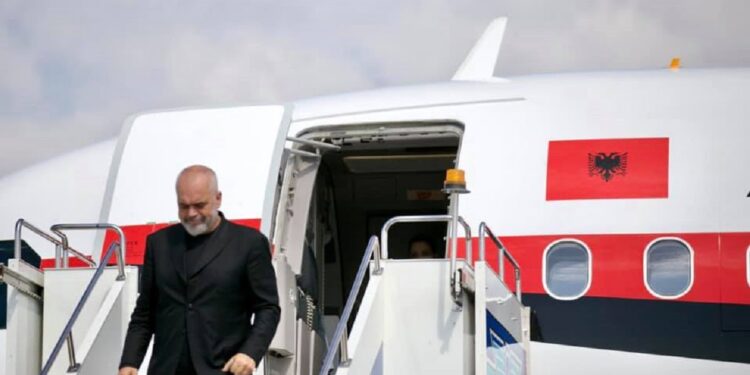 Rama: Me heqjen e taksës së kufirit do të ketë një ulje tjetër të biletave të fluturimeve Edi Rama ne avion 750x375 1