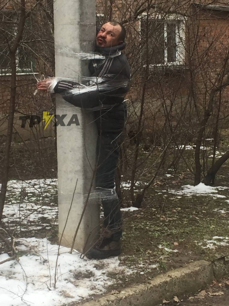Ukrainasit bëjnë shembull hajdutin, e ngjisin me skoç pas shtyllës (Foto) 1 Grabitesi urkainas lidhet pas shtylles