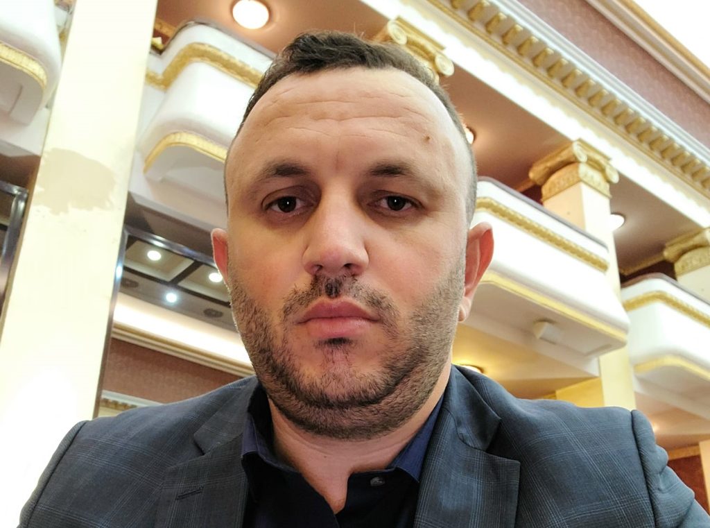 Ish-deputeti shqiptar vë në dispozicion të refugjatëve nga Ukraina shtëpinë e tij në Kolonjë Ish deputeti shqiptar ve ne dispozicion te refugjateve nga Ukraina shtepine e tij ne Kolonje cacani