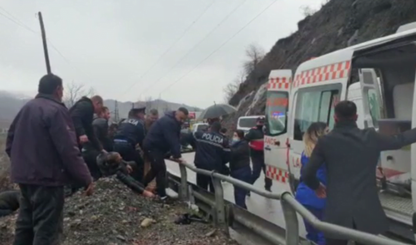 Furgoni me pasagjerë del nga rruga në Librazhd, shpëton mrekullisht pa rënë në lumin Shkumbin LIBRAZHD