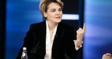 Kryemadhi: 1.8 mln dollarë nga taksat e shqiptarëve janë përdorur për bileta avioni në kohë pandemie Monika Kryemadhi