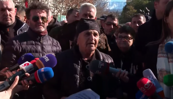 Nënë Liza sërish në protestë: Kemi që më 19 janar që flemë jashtë Nene Liza