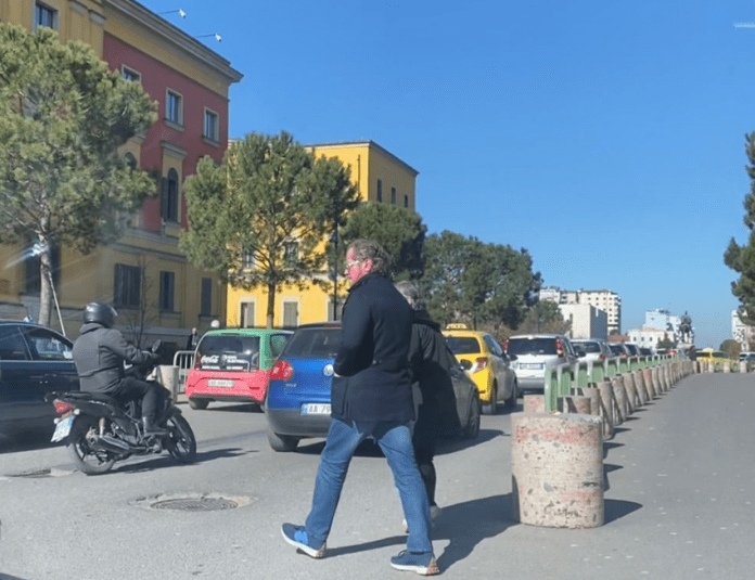 Damir Fazliç fotografohet rrugëve të Tiranës Screenshot 10 3