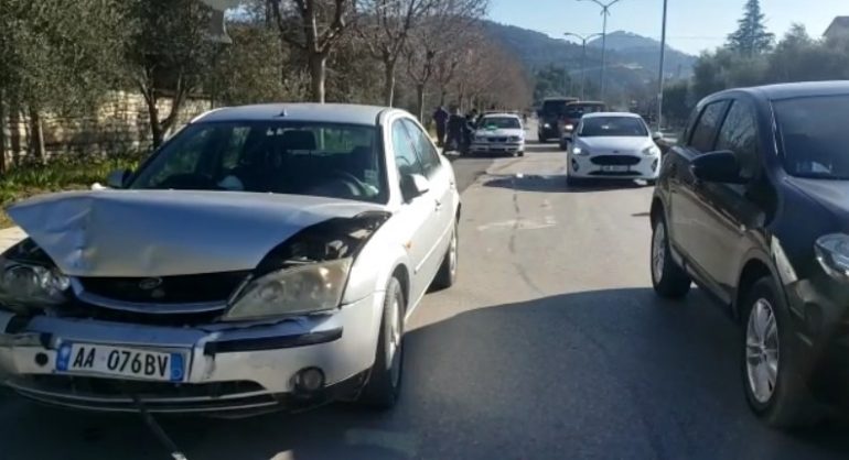 Aksident në Berat, dy automjete përplasen fqishëm, plagoset njëri prej shoferëve Screenshot 6 2 770x418 1