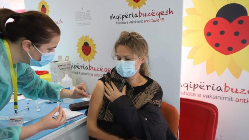 Doza e tretë e vaksinimit anti-Covid, ministria e Shëndetësisë: Efektet anësore që mund të keni Shqiperia buzeqesh