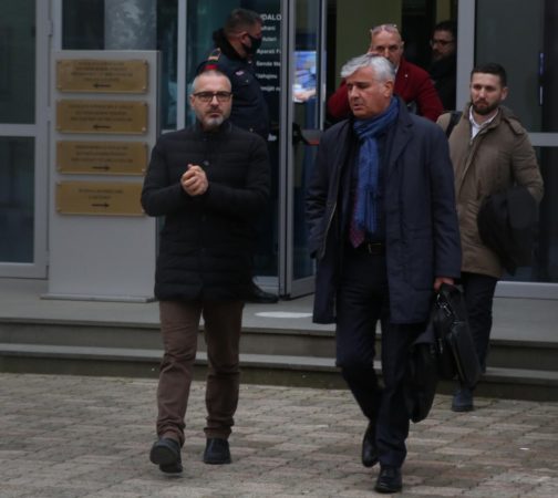 Në pritje të vendimit final/ Ish-ministri i Brendshëm Saimir Tahiri mbërrin në Gjykatën e Posaçme Tahiri del nga SPAK 7 504x450 1