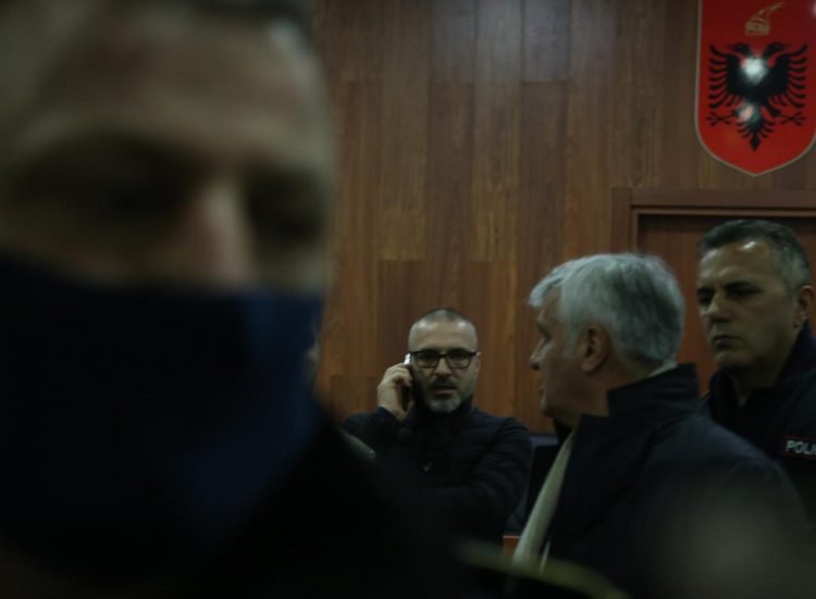Tahirit iu lejua të telefononte vetëm një person nga momenti i komunikimi të vendimit, kë zgjodhi ish-ministri? Tahiri