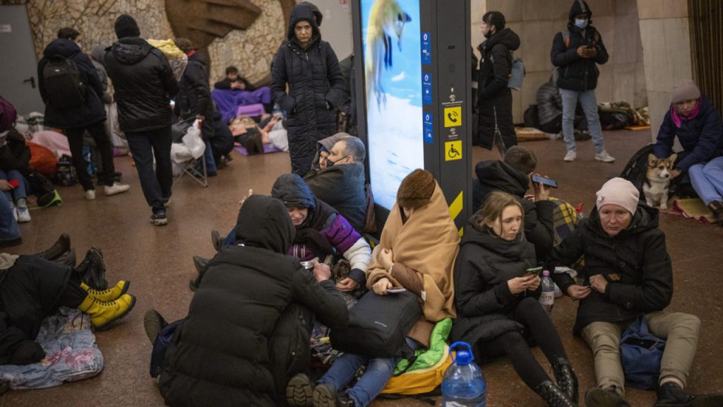 Lufta në Ukrainë, Rama: Do mirëpresim ukrainasit refugjatë VIDEOS Ukrainian civilians take refuge in the subway during the 1280x720 1
