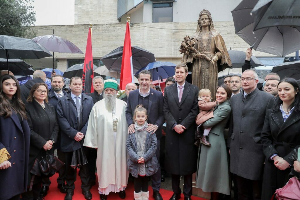 Përurohet statuja e “Mbretëreshës Geraldinë” te Bulevardi “Zogu I”; Veliaj: Raporti mes Shqipërisë dhe Hungarisë është special 1 WhatsApp Image 2022 02 01 at 14.06.19