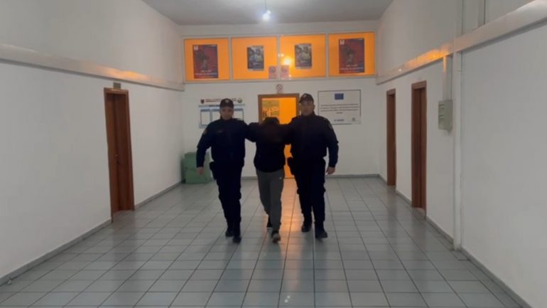 Sekuestrohen fara kanabisi, arrestohet i riu në Sarandë (EMRI) WhatsApp Image 2022 02 13 at 10.59.13 1 770x433 1