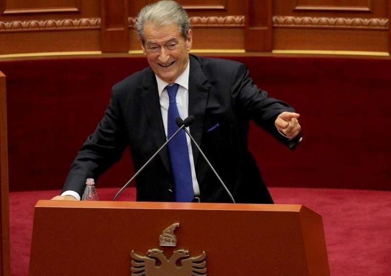 Berisha: Jam pro investimeve amerikane, por të bëhen me tender të hapur auto Sali Berisha Kuvend1475761680