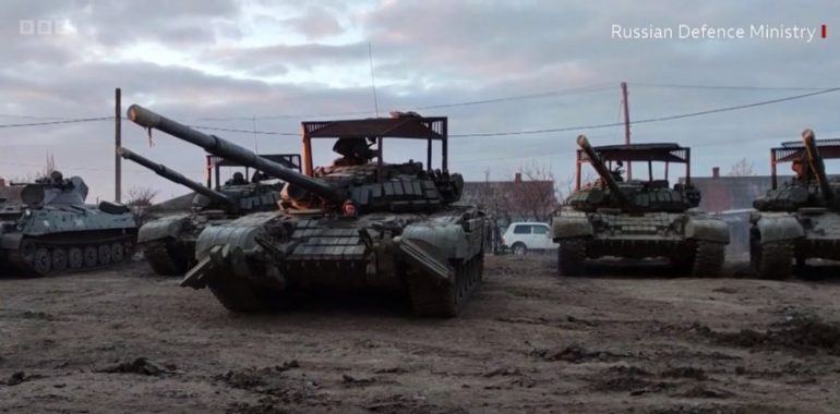 Publikohen pamjet, ja momenti kur nis tërheqja e tankeve ruse nga kufiri me Ukrainën auto ee1644923033 770x380 1