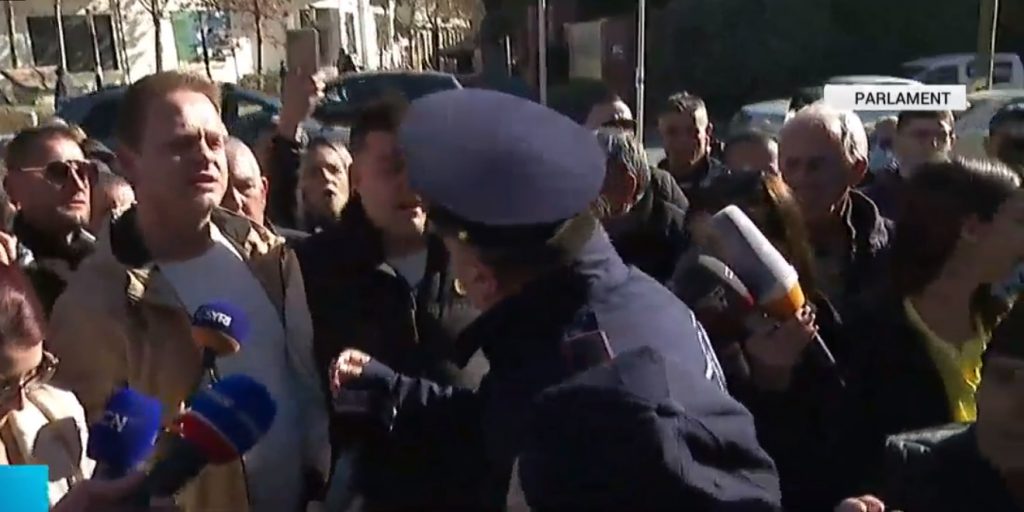 Shembja e banesave, protestë para kuvendit, banorja: Kam punuar 30 vite për atë shtëpi bandicam 2022 02 10 01 03 47 529 1024x512 1