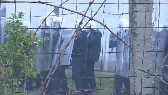 Banorët qëllojnë me gurë policinë, gazlotsjellës për shpërndarjen e tyre banorett